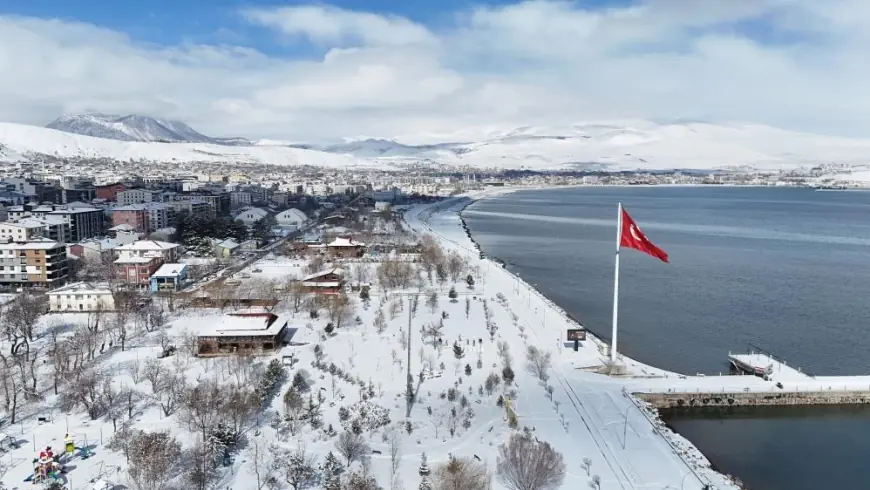 Tatvan’da kar yağışından sonra kartpostallık görüntüler