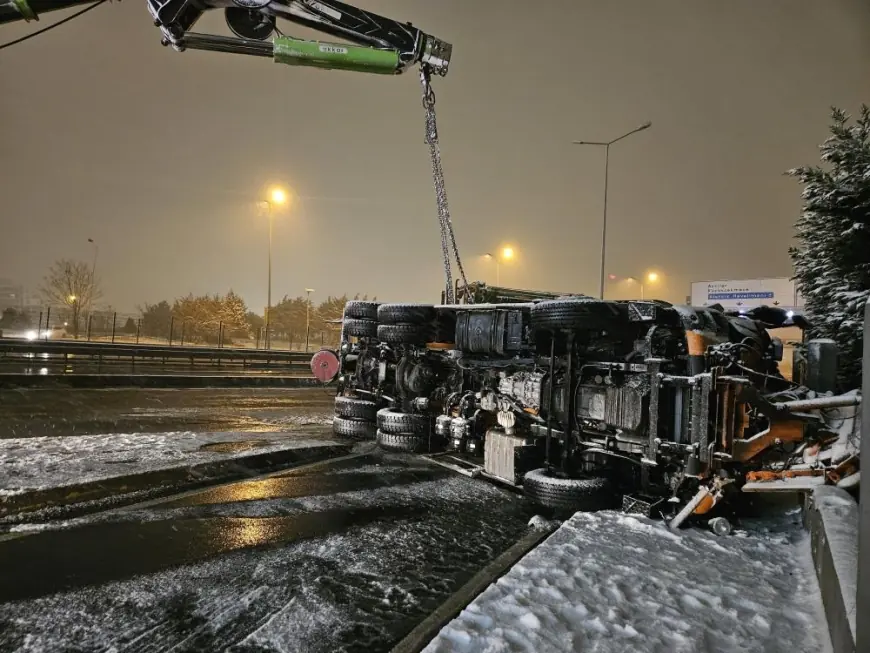 Beylikdüzü'nde kar küreme aracı devrildi: 1 yaralı