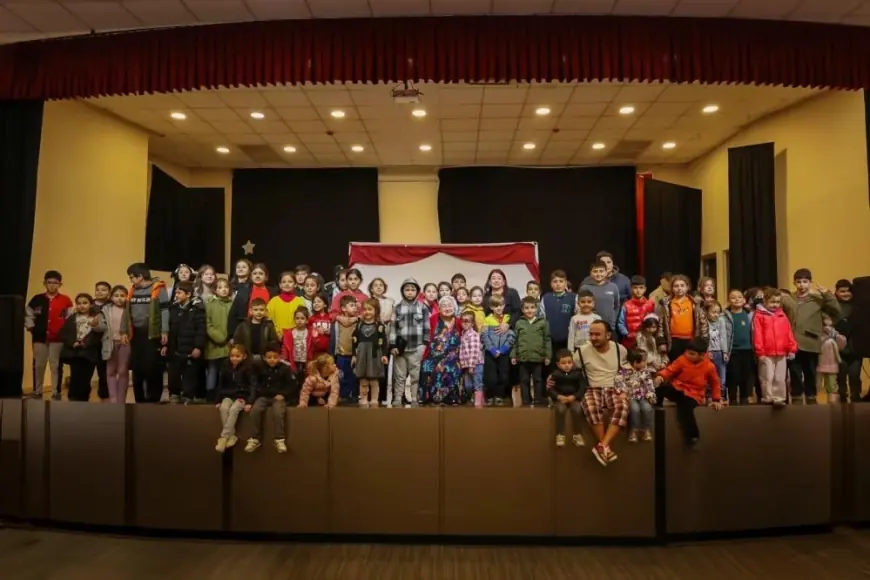 Efeler'de çocuklar tiyatroyla eğlendi