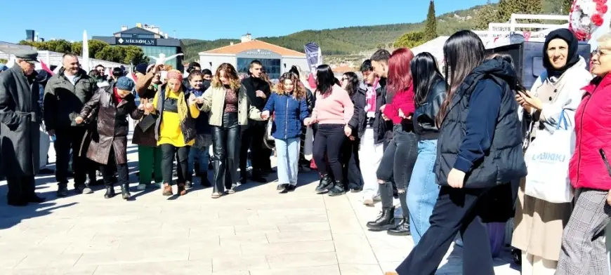 Muğla'da Karadeniz rüzgarı: Horon ve zeybek aynı sahnede