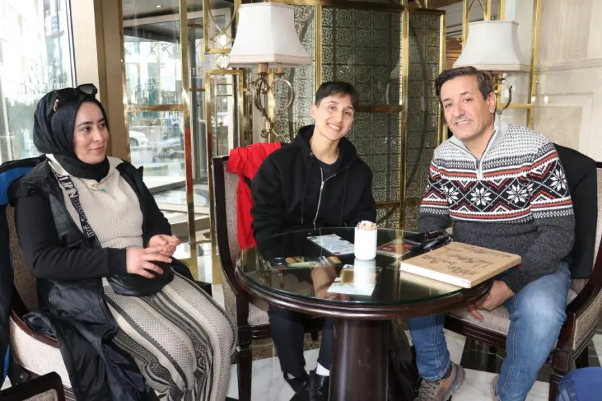 Ses yarışmasında tur atlayan Sakine, gündüz yeşil sahalarda, akşamları düğünlerde sahne alıyor