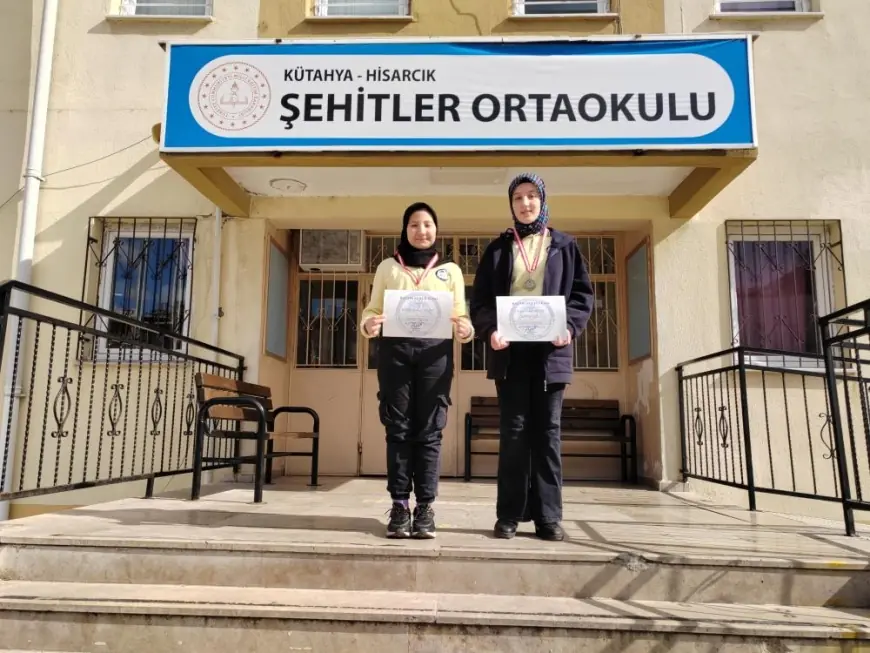 Çanakkale Savaşları'nın 110. yıl dönümü şiir ve hikaye dalı il birincileri Hisarcık Şehitler Ortaokulu'ndan