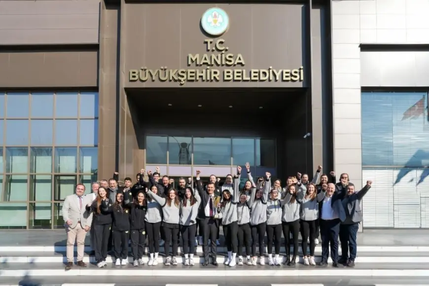 Şampiyon voleybolcular kupa ile Başkan Zeyrek’i ziyaret etti