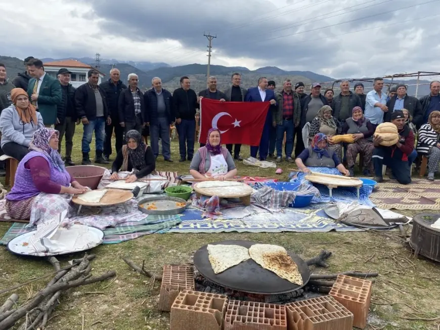 Başkan Öküzcüoğlu'nu gözleme yapan köylüler karşıladı