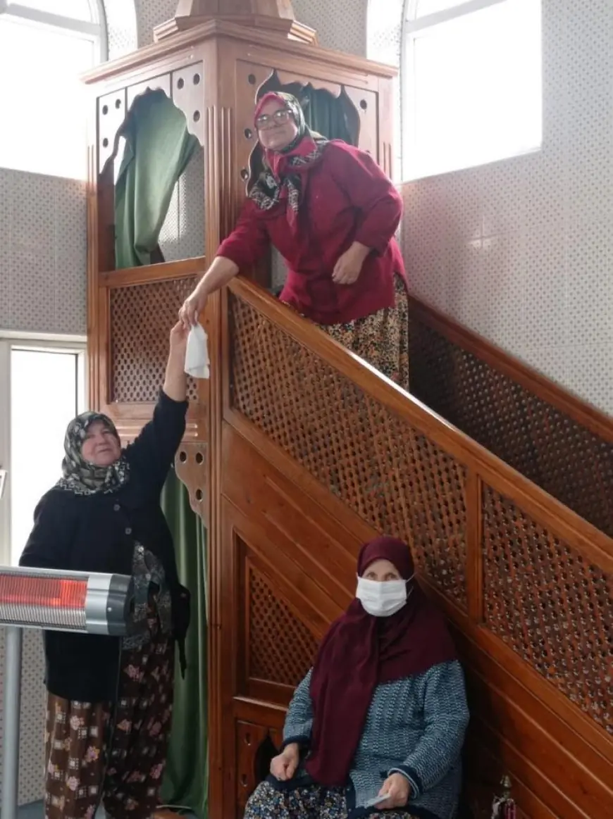 Babaeski'de köylü kadınlar cami temizledi