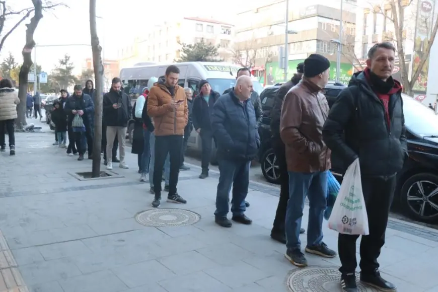 Sakarya'da ilk iftar gününde pide kuyruğu