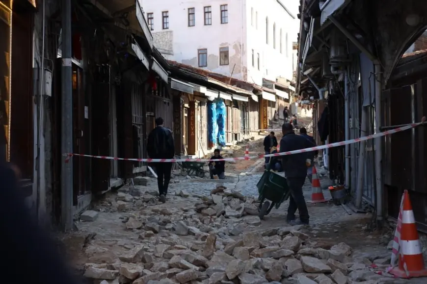Tarihi çarşı yolları bayrama hazırlanıyor