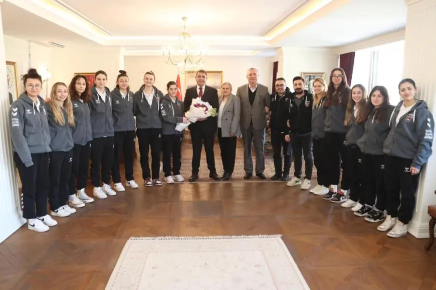 Vali Aslan basketbolcu kızları ağırladı