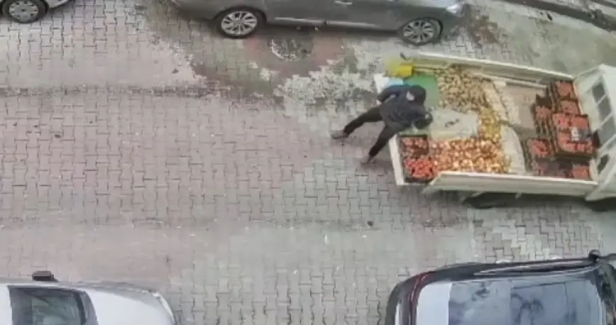 Sultangazi'de sebze satarken babasının kullandığı kamyonetin altında kaldı: O anlar kamerada