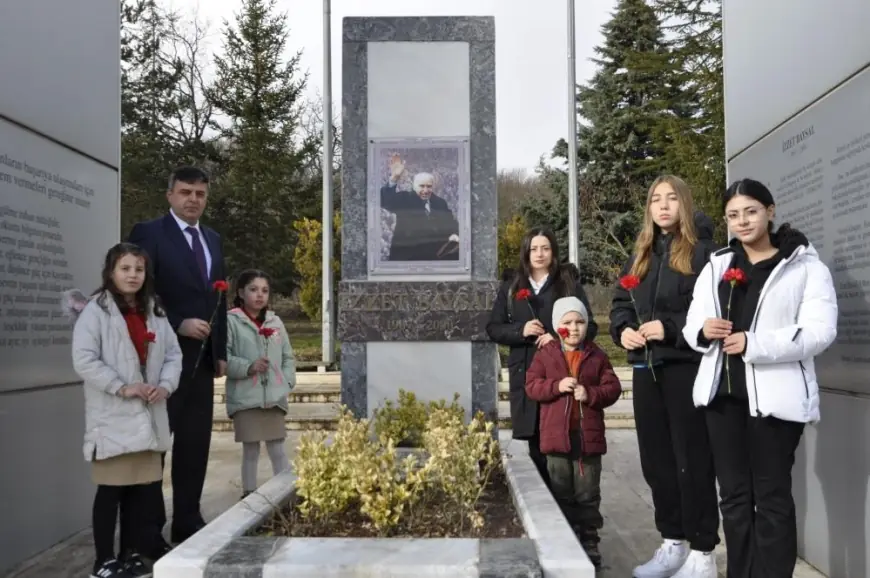 Vefatının 25'nci yılında minikler böyle andı: "O bizim İzzet Babamızdır"