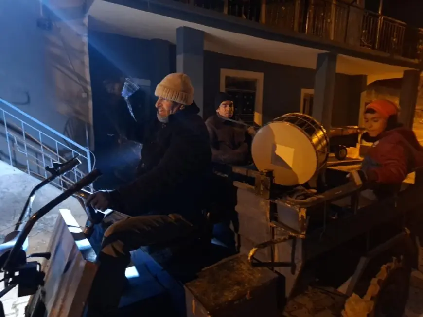 Sahura 'patpatlı' davulcular uyandırıyor