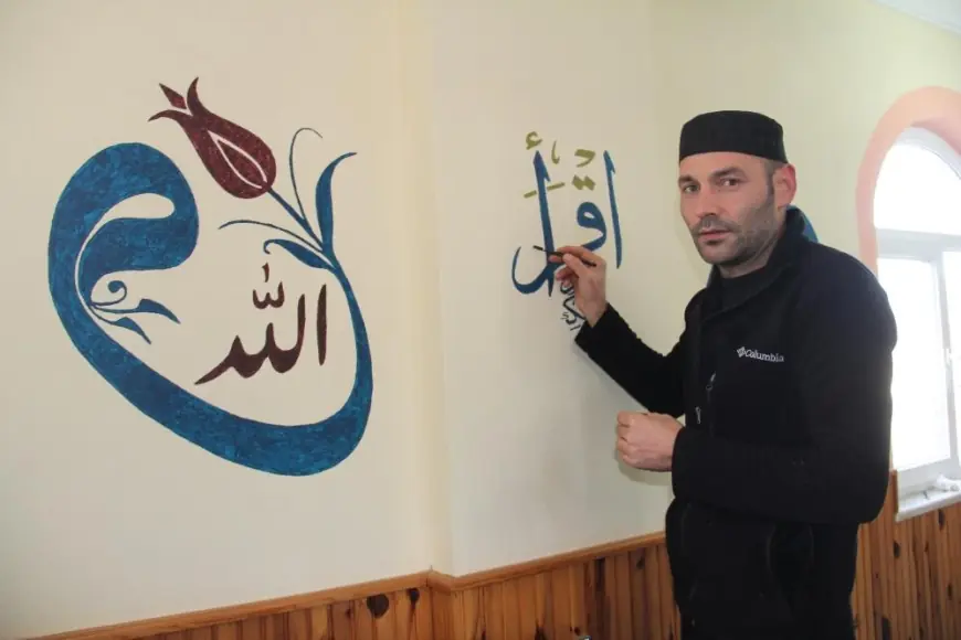 Görev yaptığı camiyi hat sanatıyla nakış nakış süsledi