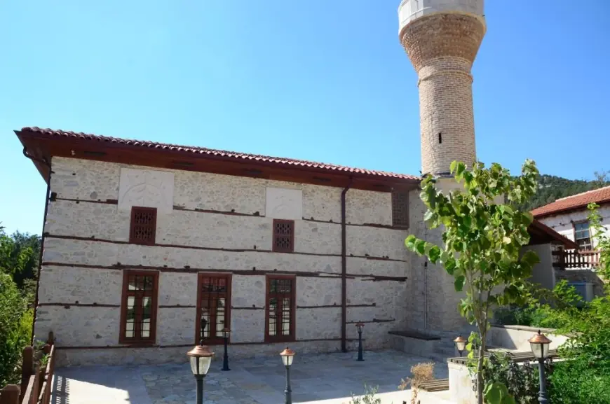 Antalya'da 600 yıllık Sarıhacılar Camisi, restorasyon sırasında alınan eserlerin iadesini bekliyor