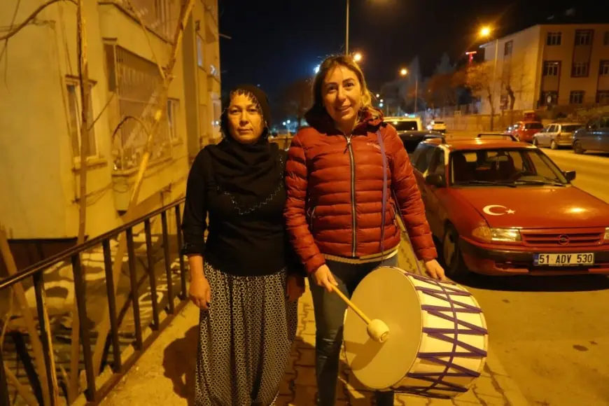 Niğde'nin 'Kovboy Muhtar'ı bu kez eline davulu aldı, mahalleliyi manilerle sahura kaldırdı
