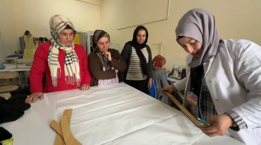 Yüksekova'da kadınlar tarafından atıklardan üretilen elbiselerin güzelliği göz kamaştırıyor