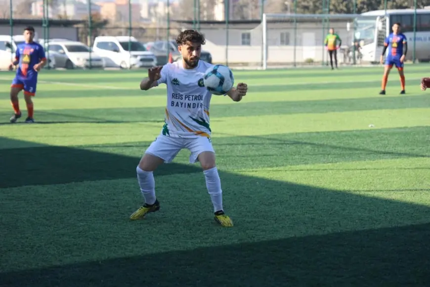 Futbol aşkından vazgeçmeyen Suriyeli Muhammed, savaştan kaçıp sığındığı Türkiye'de yeşil sahada ter döküyor
