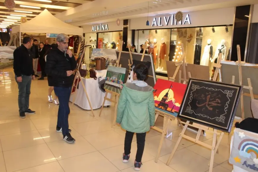 Siirt'te Halk Eğitimi Merkezi kursiyerleri el emeği göz nuru eserlerini sergiledi