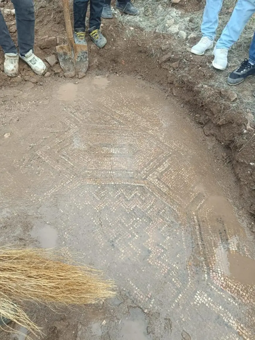 Diyarbakır’da mezar yeri kazılırken mozaik tabakası olduğu değerlendirilen tabaka ortaya çıktı