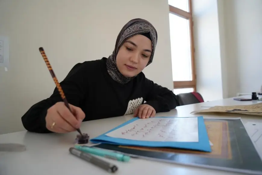 Sınav hazırlığındaki gençler hüsn-i hat sanatıyla sabretmeyi öğreniyor