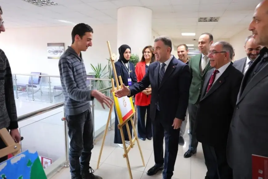 Vali Eldivan serginin açılışını yaptı