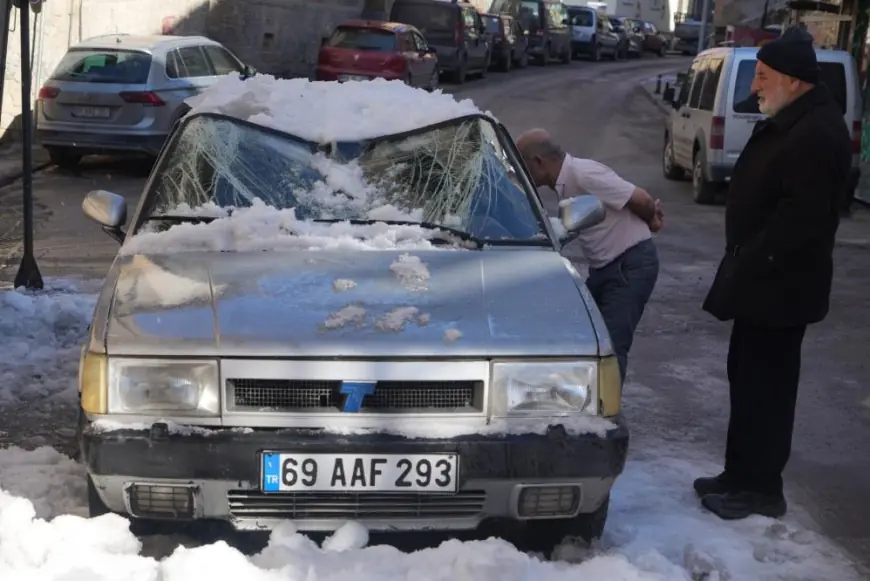 Bayburt'ta kar kütlesinin düştüğü Tofaş marka araç hurdaya döndü