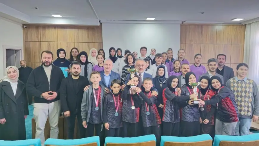 Bayburt’ta ezbere şiir okuma yarışmasında dereceye giren öğrenciler ödüllendirildi