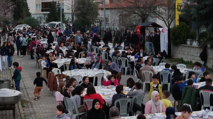 Sındırgı'da yaklaşık bin çocuk iftar yaptı