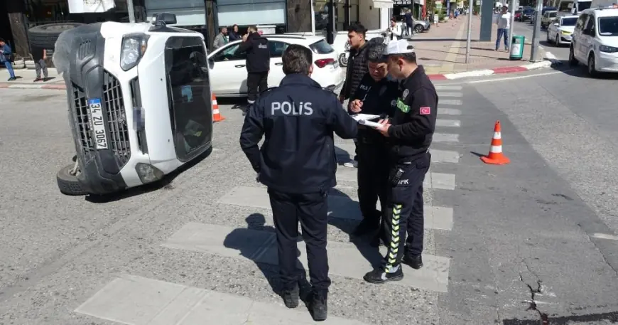Para taşıyan zırhlı araç ile otomobil çarpıştı, paralar çuvallarla nakledildi
