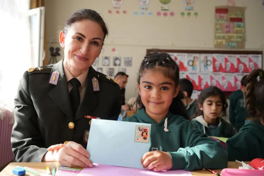 Iğdır'da minikler ilk mektuplarını Mehmetçiğe yazdı