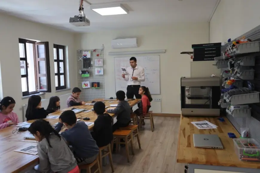 Diyarbakır'da dezavantajlı çocuklar ve okul öğrencileri etkinlik atölyelerinde yazılım gibi birçok alanda eğitim görüyor