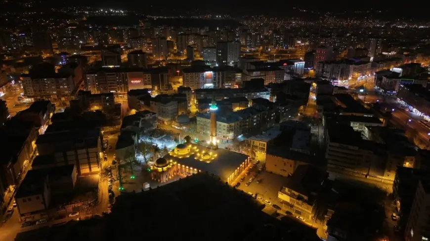 Kayseri Büyükşehir; Ramazan'da Camii Kebir'i ışıklandırdı