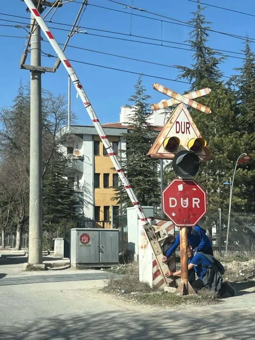 Polatlı'da hemzemin geçitte yaşanan bariyer arızası vatandaşları tedirgin ediyor