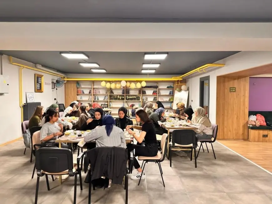 Liseli kız öğrenciler iftarda bir araya geldi