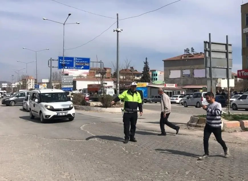 Yayalara Trafik Eğitimi Veriliyor