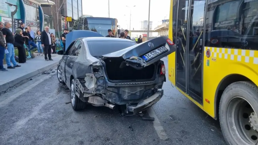Avcılar'da otomobil önce İETT otobüsüne sonra bariyerlere çarptı: 2 yaralı