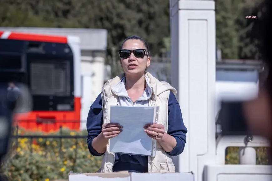 İzmir Büyükşehir Belediye Başkanı Tugay, vatandaşlar ile birlikte mezarlıkta çevre temizliği yaptı