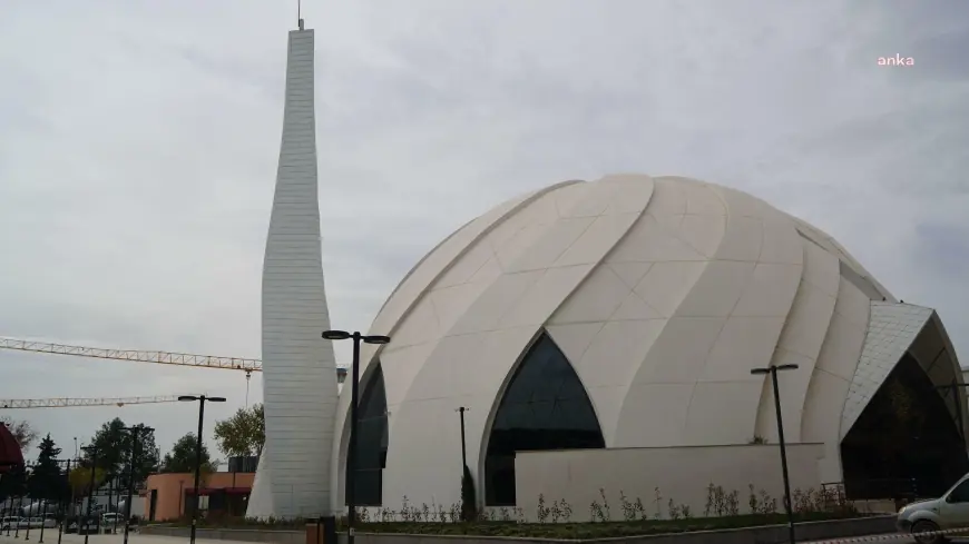 Adıyaman Belediyesi’nin inşa ettiği Meydan Cami, ibadete açılıyor