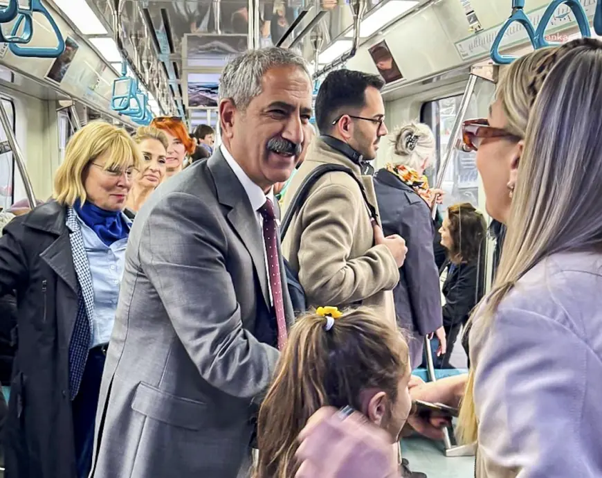 Adalar Belediye Başkanı Akpolat, İmamoğlu'nun bayram mesajını Marmaray’da yolcular ile paylaştı