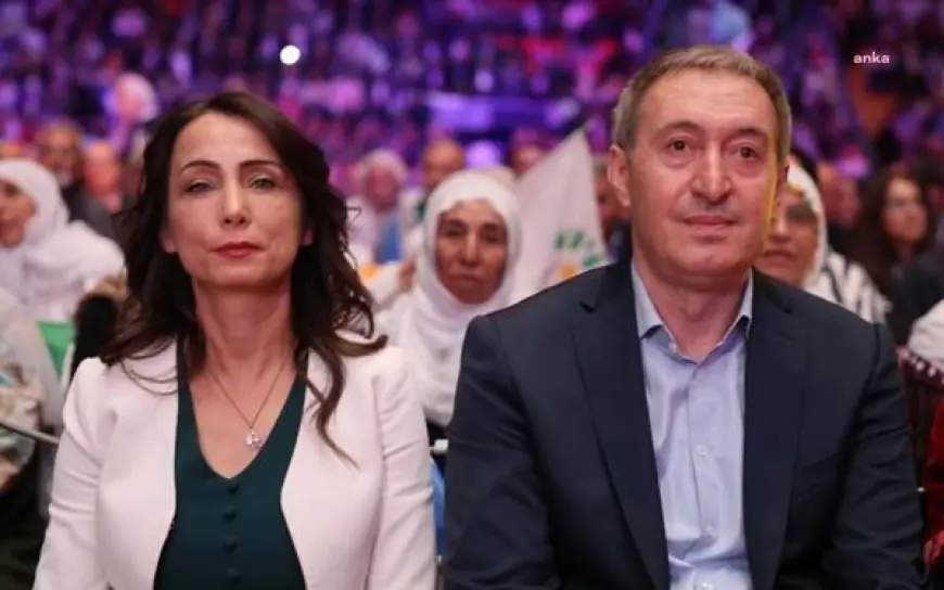 DEM Parti Eş Genel Başkanları, CHP'nin 21. Olağanüstü Kurultay'ında tekrar genel başkan seçilen Özel'i telefonla tebrik etti