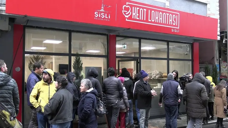 Şişli'de kent lokantaları yeniden açıldı... İlk gün hesabını Resul Emrah Şahan ödedi