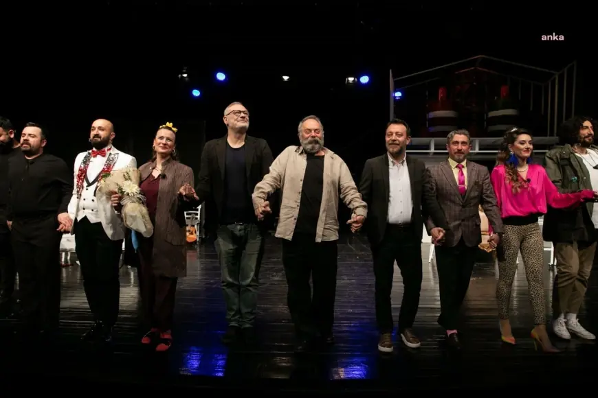 “Süleyman ve Öbürsüler” İzmirli tiyatroseverlerle buluştu