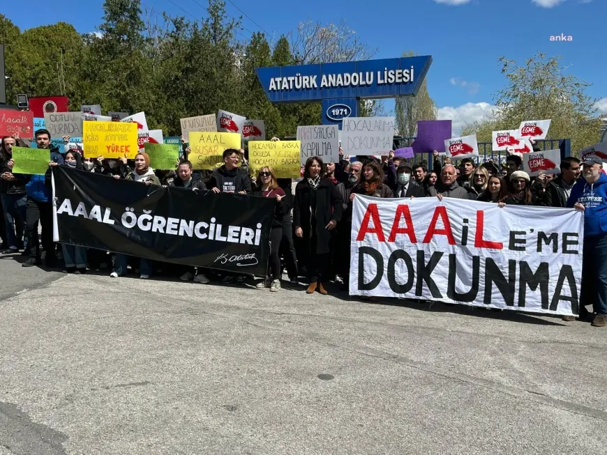 Ankara'daki proje okullarının öğrenci ve mezunlarından öğretmenlerine destek için protesto: Hocalarımızın yanında, eğitimin sistematik kıyımının karşısındayız