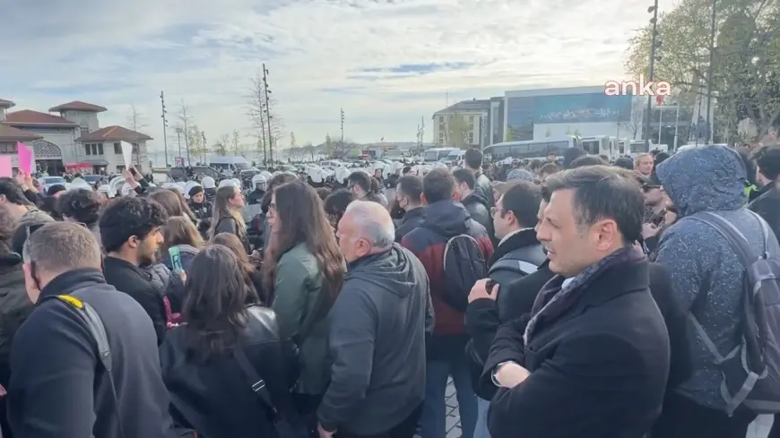 Liseliler Beşiktaş’ta proje okullarda öğretmen atamalarını protesto etti