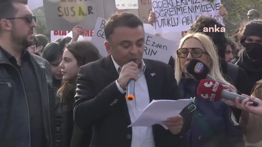 Liselilerden İstanbul İl Milli Eğitim Müdürlüğü önünde eylem: “Hedef yalnızca öğretmenleri susturmak değil, biz öğrencileri de sessizleştirmek”