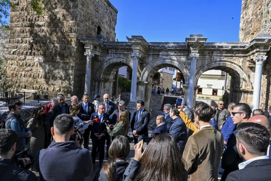 Antalya Büyükşehir Belediye Başkanı Böcek, turizm temsilcileriyle bir araya geldi