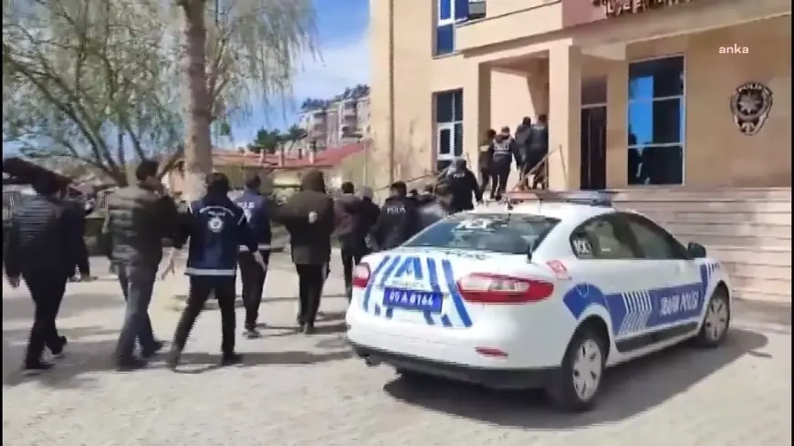 Amasya'da bir tırın dorsesinde 10 düzensiz göçmen yakalandı