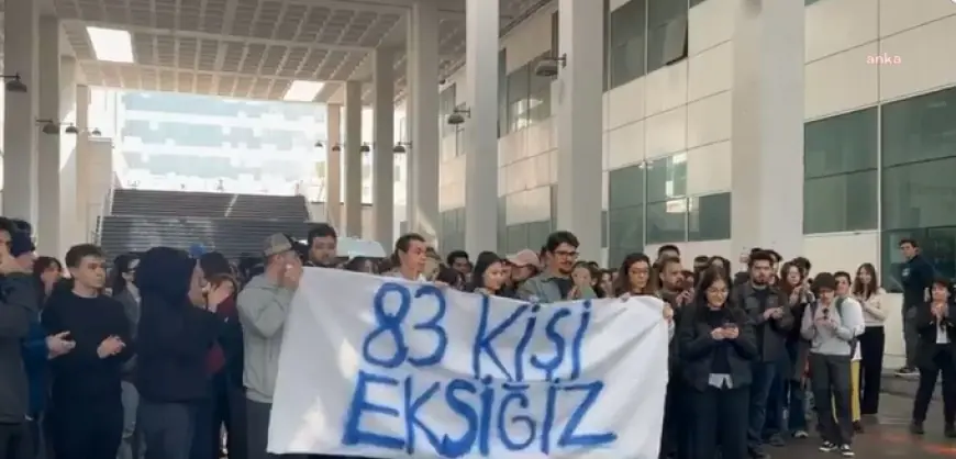 Marmara Üniversitesi Sağlık Kampüsü Öğrencileri, "Ülkemizde gün geçtikçe artan adaletsiz ve hukuksuzluğa alışmayı reddediyoruz."