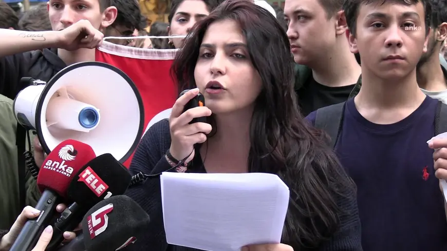 İzmir'de lise öğrencilerin protestosu: Hedef yalnızca öğretmenleri susturmak değil, biz öğrencileri de sessizleştirmek