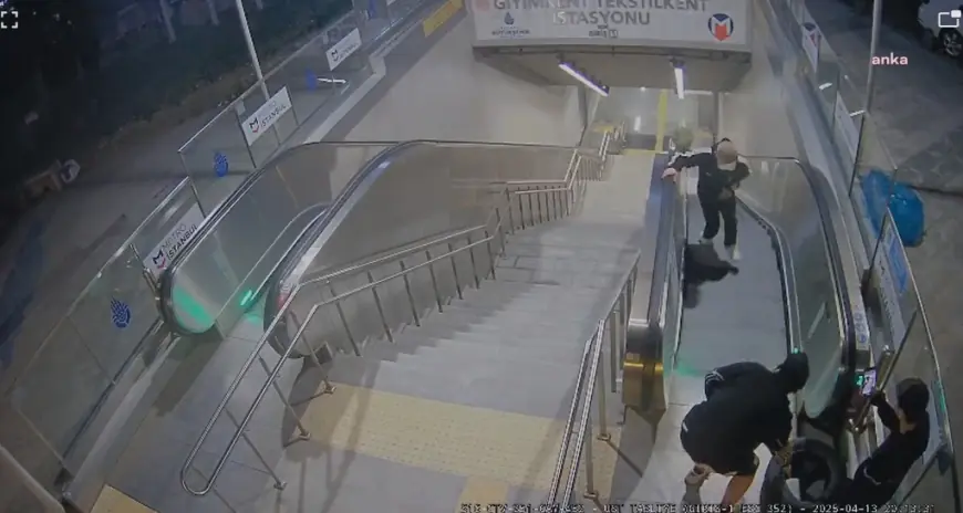 Metro istasyonunda yürüyen merdivene çöp ve lastik attılar
