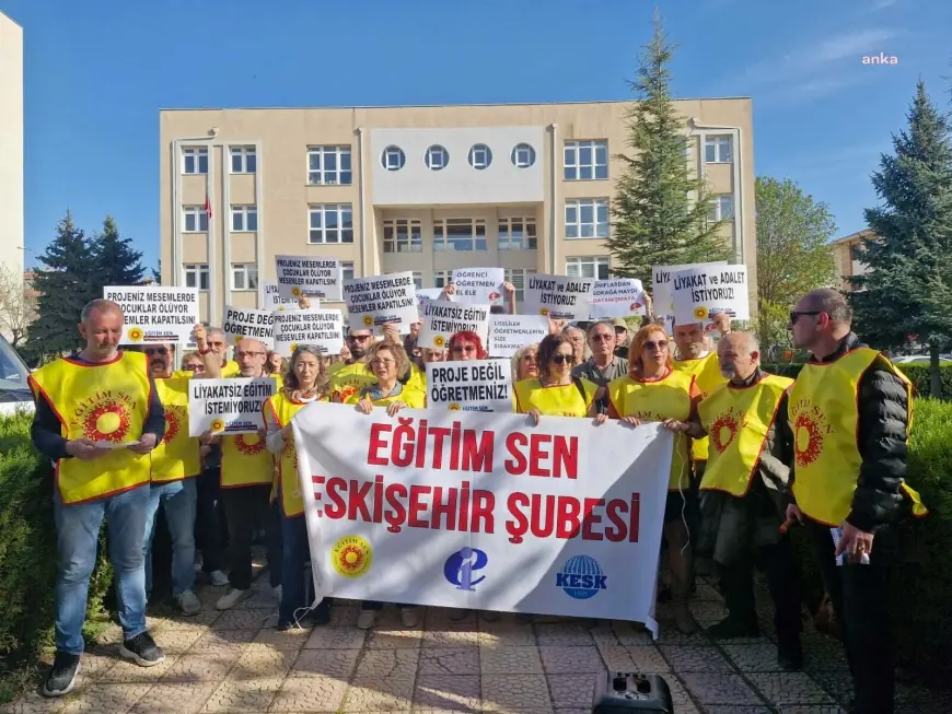 Eğitim Sen’den Eskişehir İl Milli Eğitim Müdürlüğü önünde açıklama: Siyasal amaçlarla gerçekleştirilen tasfiyeye karşı çıkıyoruz